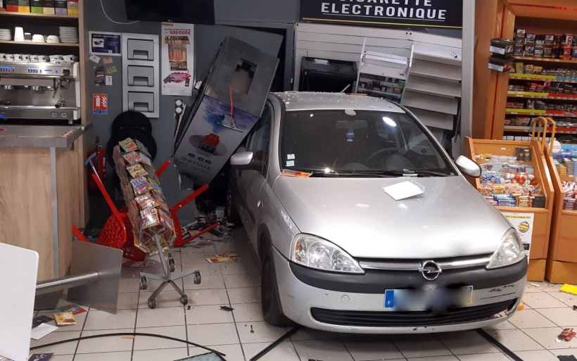 Une voiture bélier dans un bar tabac à Vals-près-le-Puy.