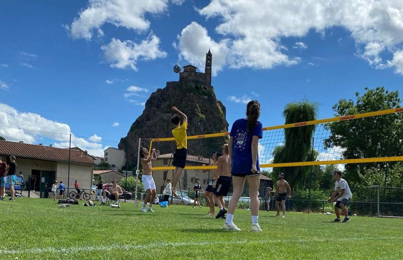 Même la chapelle Saint-Michel s'est mise au green volley. 