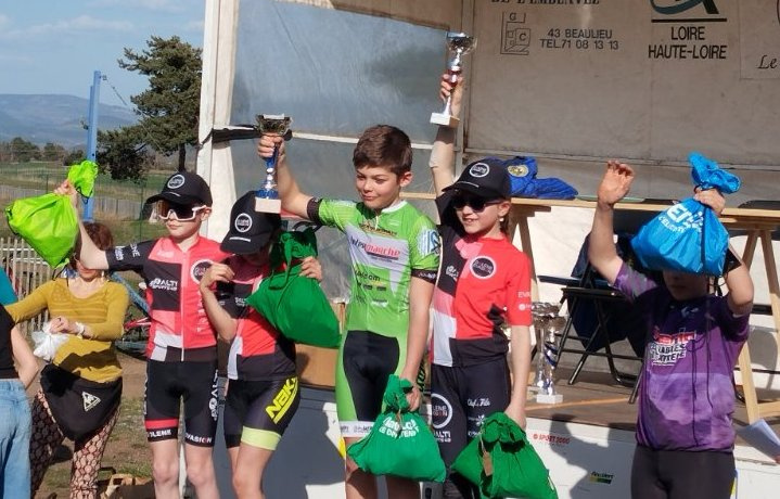 Des jeunes qui en ont plein les mollets. 