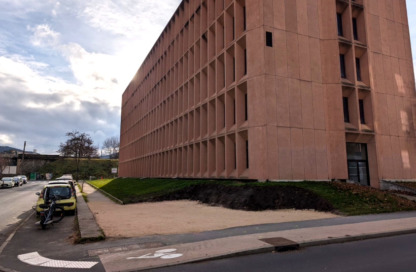 Un terrain a été apprêté pour accueillir les foodtrucks à un endroit stratégique. 