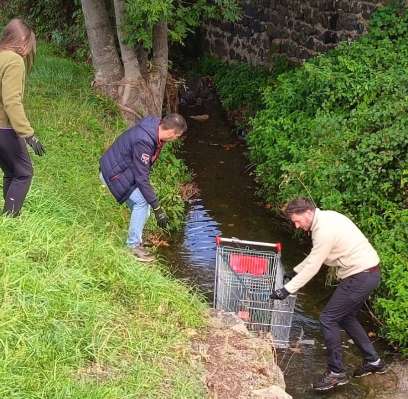 Un charriot dans la rivière.