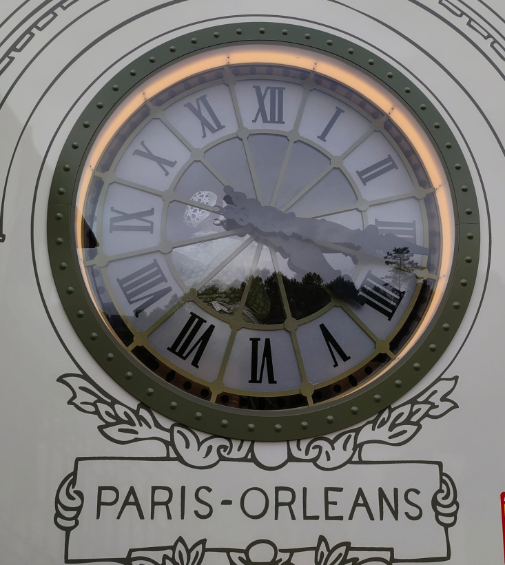 Clin d'oeil à l'iconique horloge du musée.
