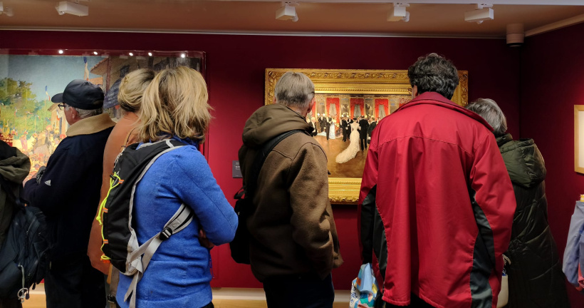 Le public devant l'une des oeuvres du MuMOrsay.