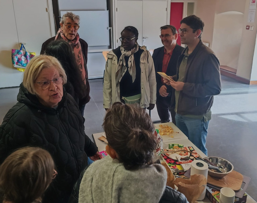 Le parrain de l'évènement assistant à un atelier