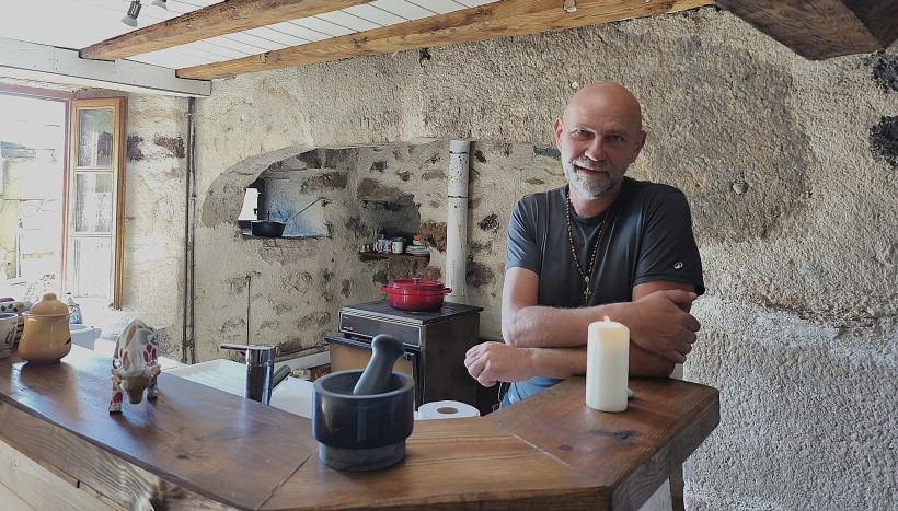 Christian derrière les fourneaux de son gîte.