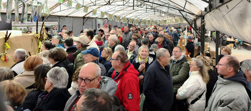 La foule se bouscule sous le chapiteau de la Trifola.