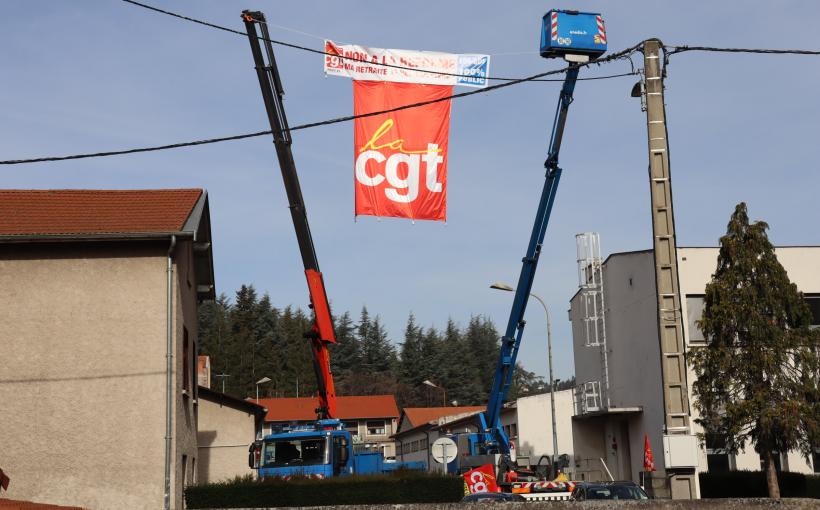 Le drapeau rouge du syndicat majoritaire bien en vue à l'entrée de ville. 