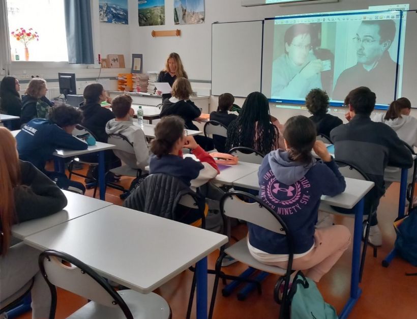 Florence Roche, dans sa classe, expliquant le contexte et les graves évènements.