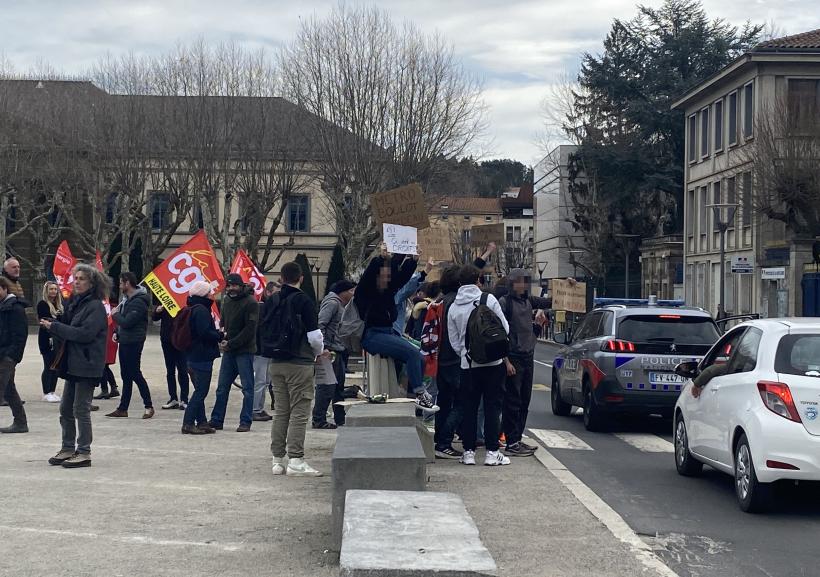 Les jeunes devant la préfecture de Haute-Loire. D'autres actions sont prévues. 