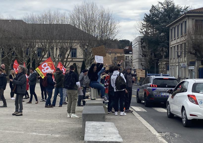 Les jeunes devant la préfecture de Haute-Loire. D'autres actions sont prévues. 