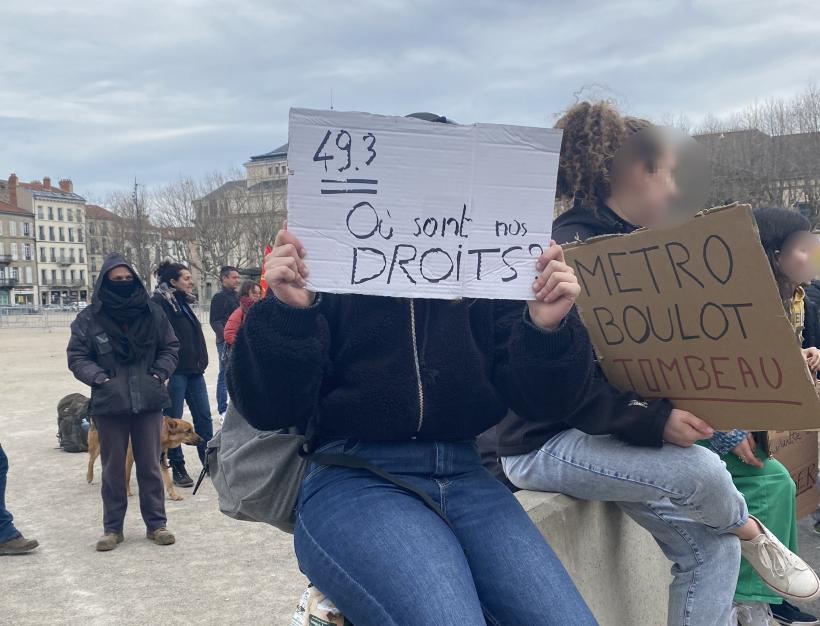 Les lycéens devant la préfecture au lendemain de l'annonce du 49.3 par le gouvernement. 