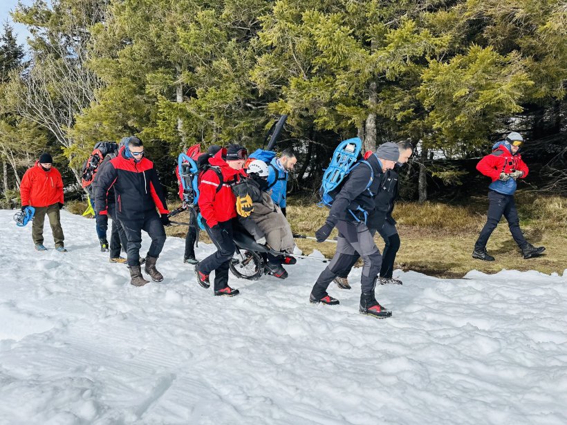 Olivier Sagnard sur sa joëlette, accompagné des pompiers du département ce lundi.