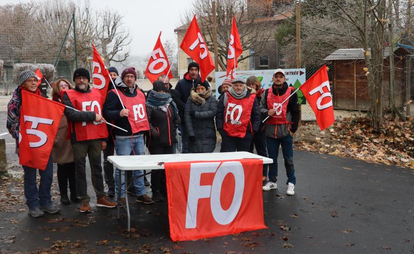 Action de débraillage pour militants FO et employés de la ferme Bel Air et du Relais Ados.
