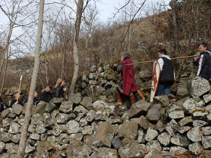 L'attaque du sentier au château de Saint-Julien Chapteuil