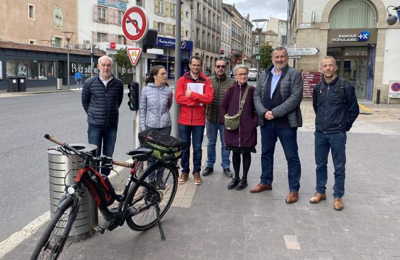 Les élus municipaux à côté de l'un des 72 panneaux M12 (ici, à l'angle rue St-Gilles)