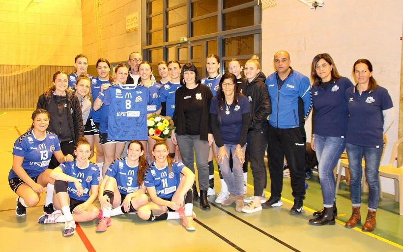 Les filles du SGBHB handball N3 aux côtés des Maillots du Coeur.