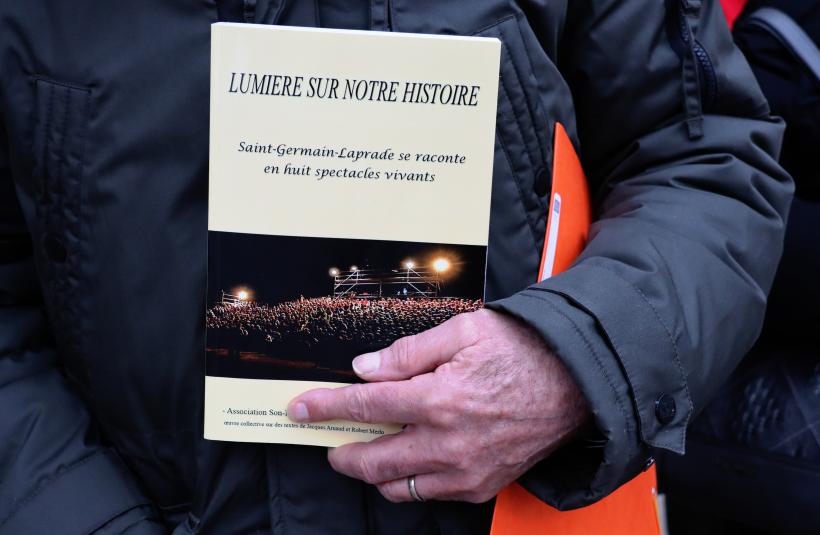 Les huit spectacles regroupés dans l'épais ouvrage du SLT, Lumière sur notre histoire.