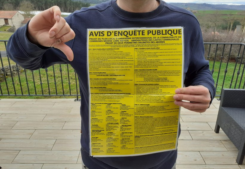Nicolas Domergue tient dans ses mains l'Avis d'enquête publique, source de ses tracas.