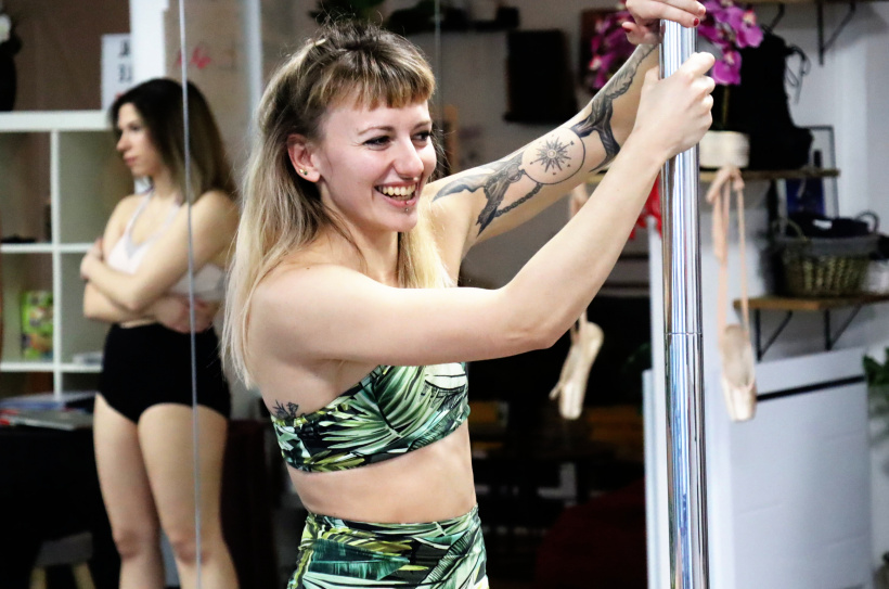 Alicia, au sourire constant, enseigne la Pole Dance à L'Art des Airs.