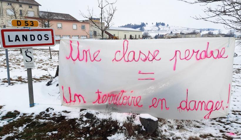 Des banderoles ont été installées à l'entrée de la commune. 