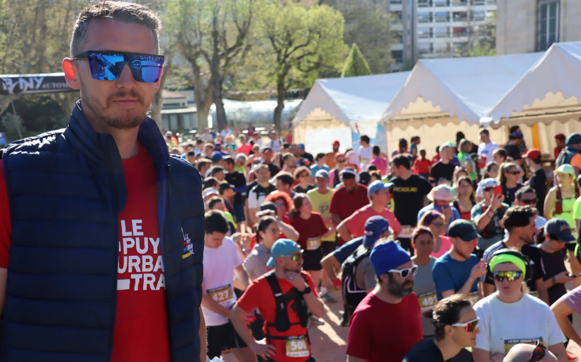 Baptiste Massin, avant de lancer le départ des 10 km pour les centaines de coureurs.