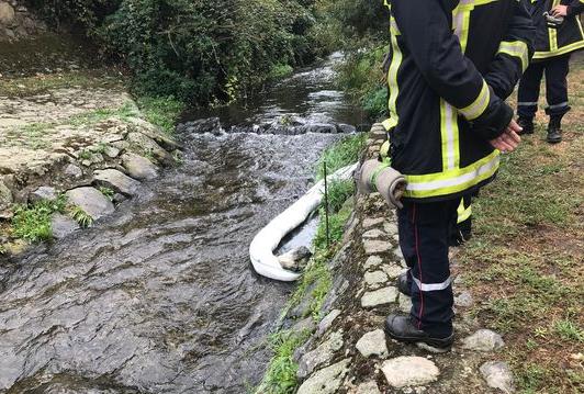 Un barrage filtrant est mis en place pour rassembler la pollution à un point précis.