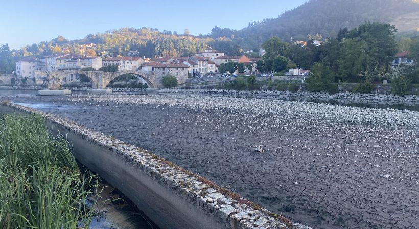 Le fleuve de la Loire est un lit de vase et de cailloux à certains endroits.