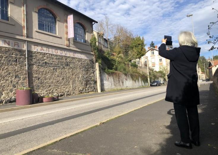 Chantal Silberman devant la maison d'Espaly dans laquelle son père était réfugié.