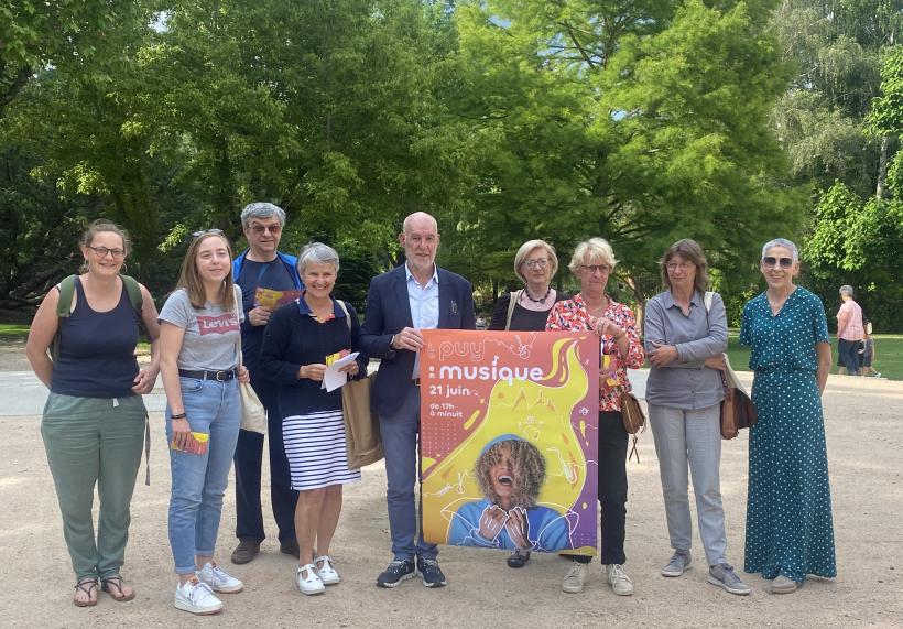 Partenaires, élus et associations avec le maire Michel Chapuis pour la fête de musique.