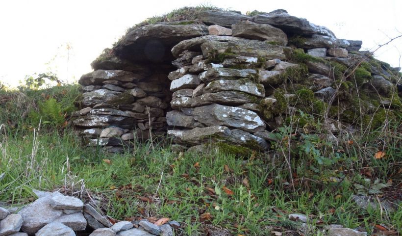 Cette chibotte à Rabuzac (St-P. Eynac) porte elle-aussi une épée de Domoclès sur la tête.