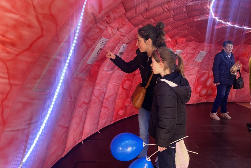 Les visiteurs ont été sensibilisés en immersion totale dans la portion d'une côlon.