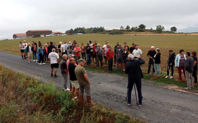 L'affluence devant le relais soupçonné d'être à l'origine de l'hécatombe.