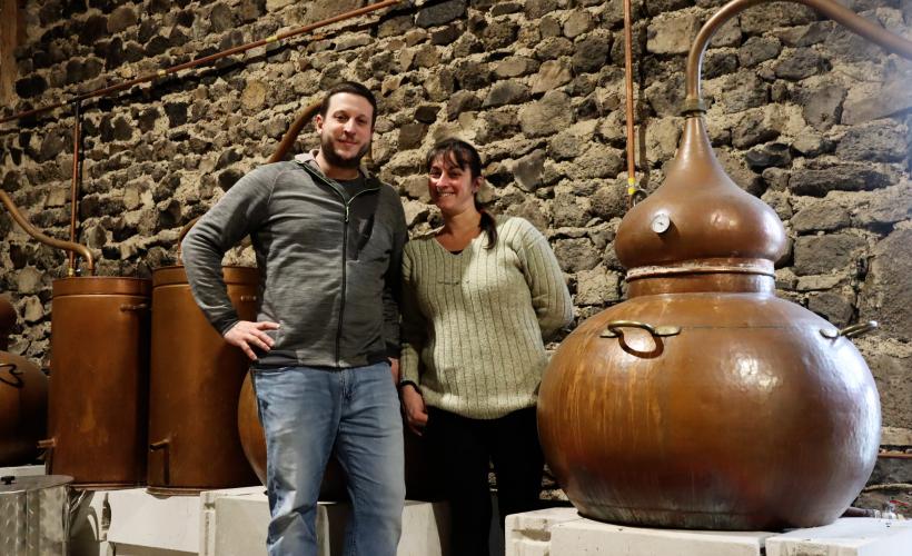 Béranger Mayoux et Marion Liogier, les deux pionniers du whisky en Haute-Loire.