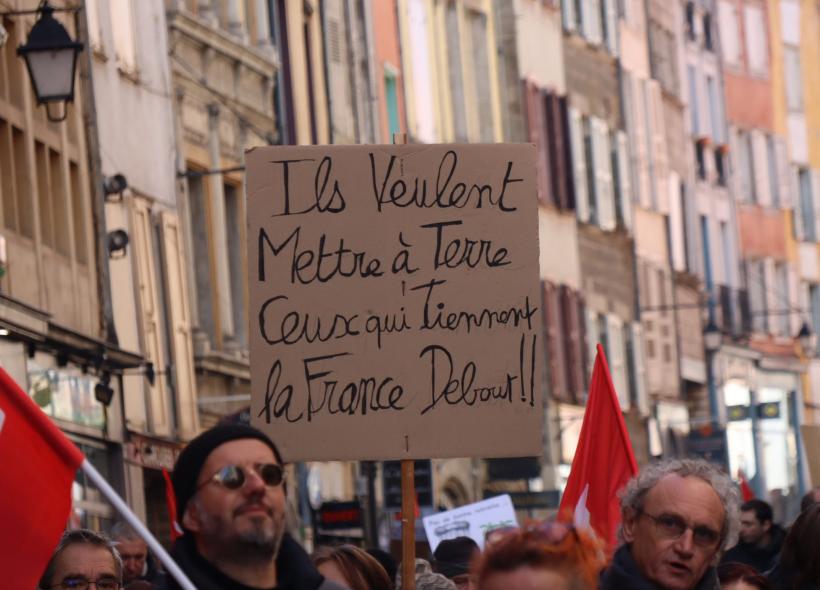 Les pancartes sont autant de lettres hurlées à l'instar des nombreux slogans chantés. 