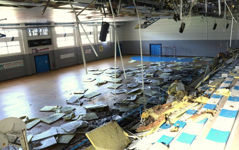 À l'intérieur, une partie du plafond a terminé sur le parquet neuf du gymnase. 