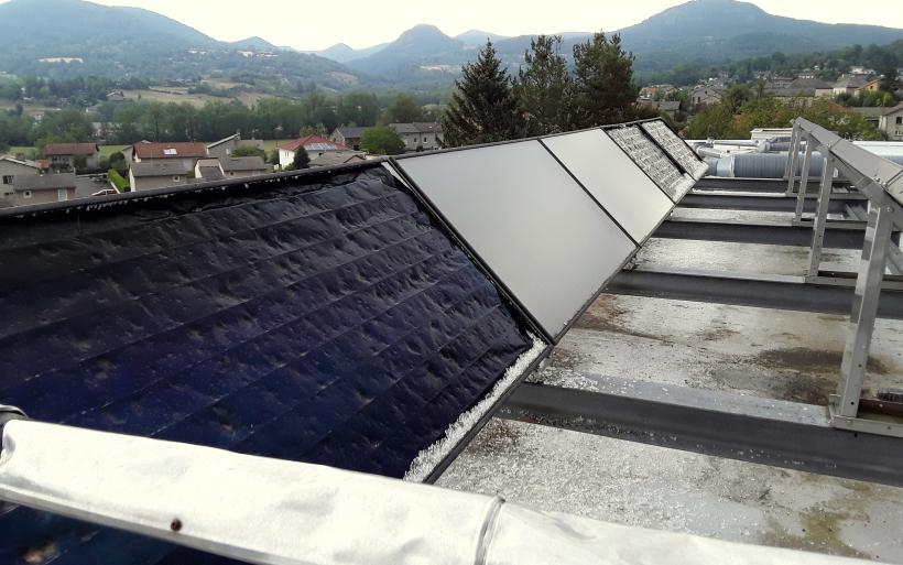 D'innombrables impacts sur les toits des bâtiments du collège Jules-Romain.