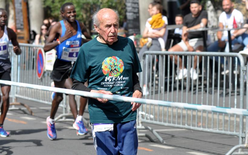 Ce coureur à 93 ans. Derrière, les meilleurs mondiaux en train de le dépasser. 