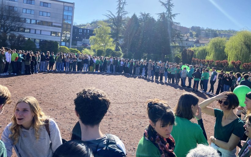 La cour du lycée Simone Weil, épicentre tout en symbole du don de soi.