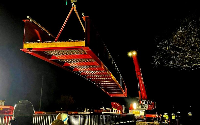 Après un passage "acrobatique" à Lavoûte, la passerelle est arrivée à bon port.