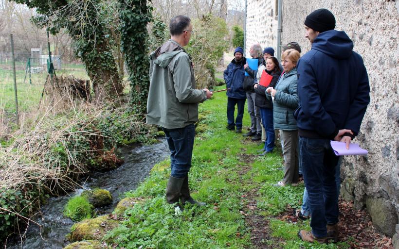 F. Chastagnol (à gauche) montre la grande richesse en péril que possède Fontannes : l'eau.