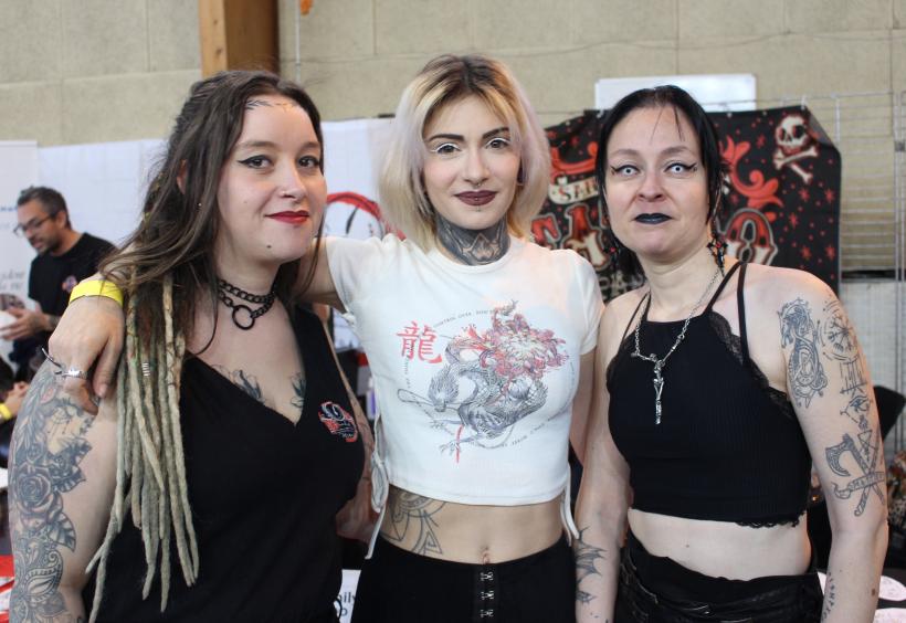 (Gauche à droite) Les ligériennes Flow et Jenn, et Audrey, tatoueuse à Bas-en-Basset. 