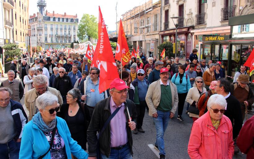 Des centaines de manifestants pour le 1er mai 2022 au Puy-en-Velay.