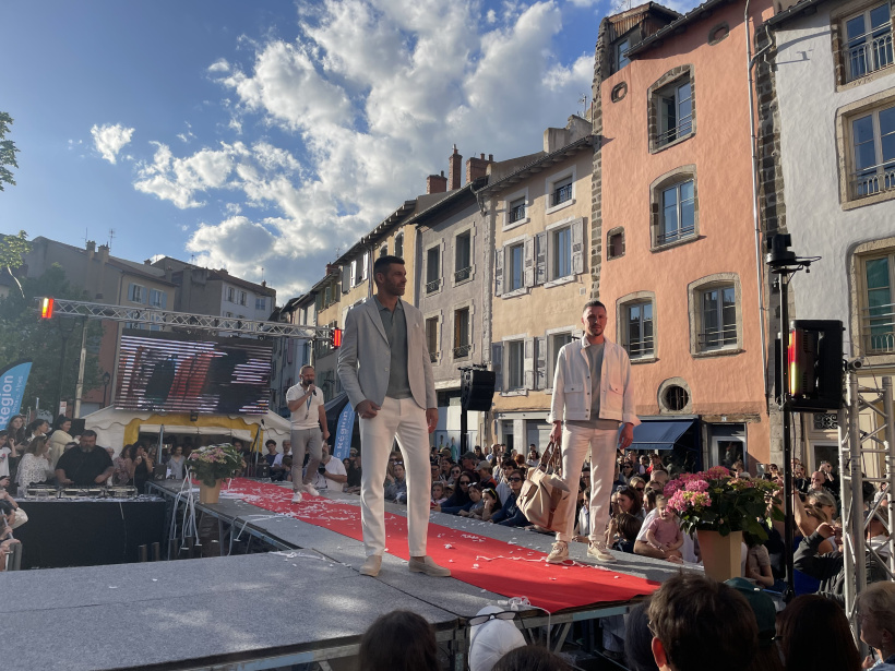 Deux mannequins hommes qui défilent