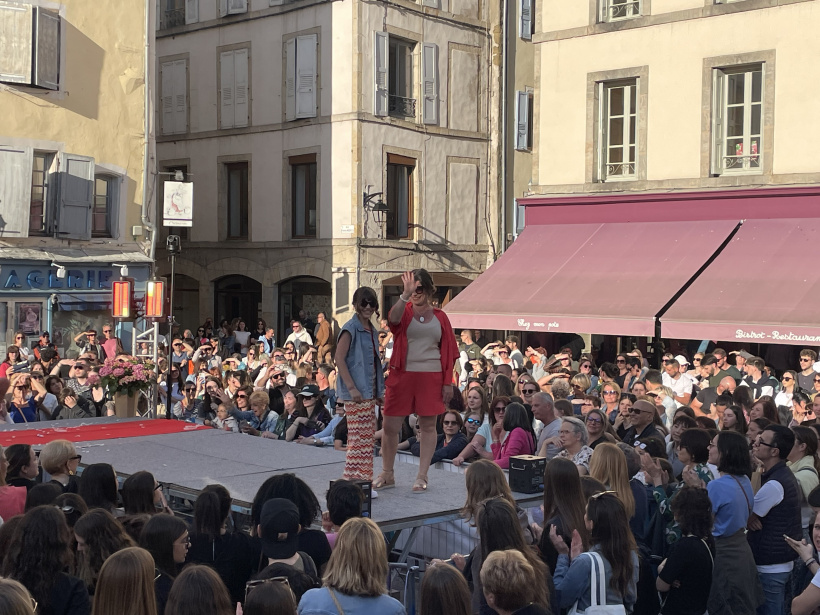 Mannequin qui défile en faisant coucou à la caméra