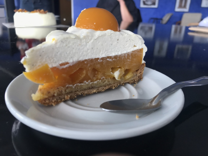 Part coupée du gâteau goût mangue vanille