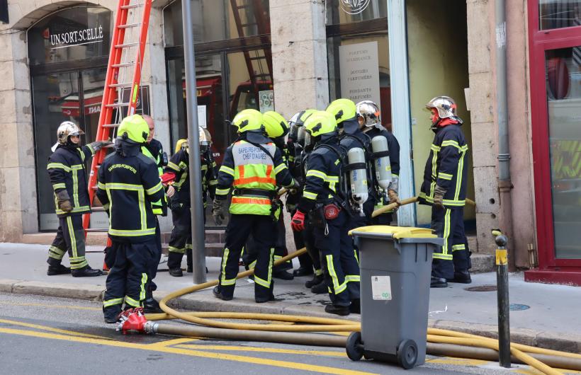 Les soldats du feu sont équipés de bouteille d'oxygène pour inspecter le lieu du brasier. 