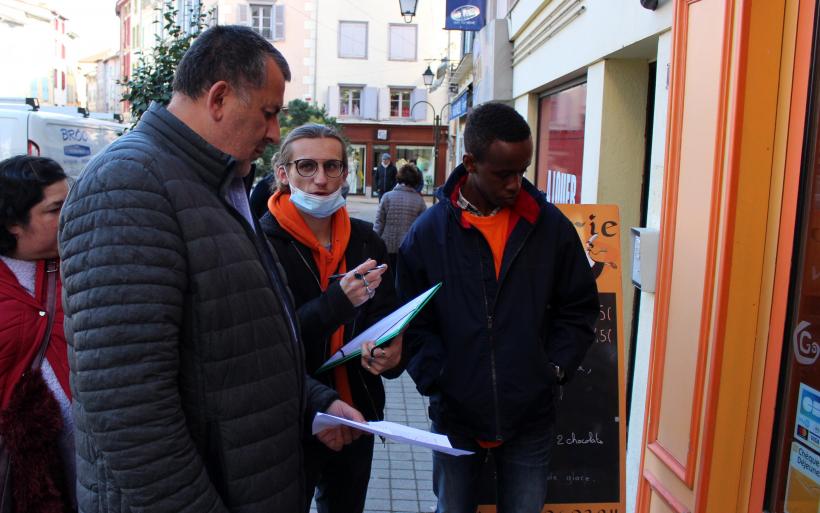 Jean-François Exbrayat discute avec les jeunes d'UnisCité.