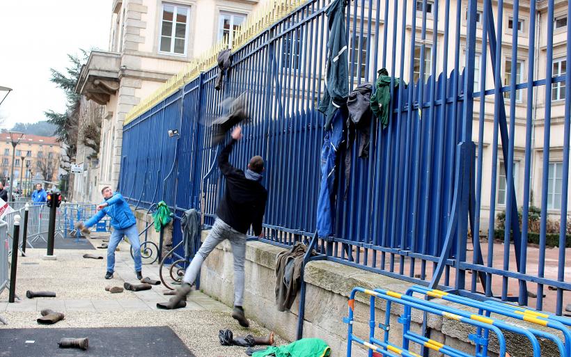 Des dizaines de bottes offertes au Premier ministre.