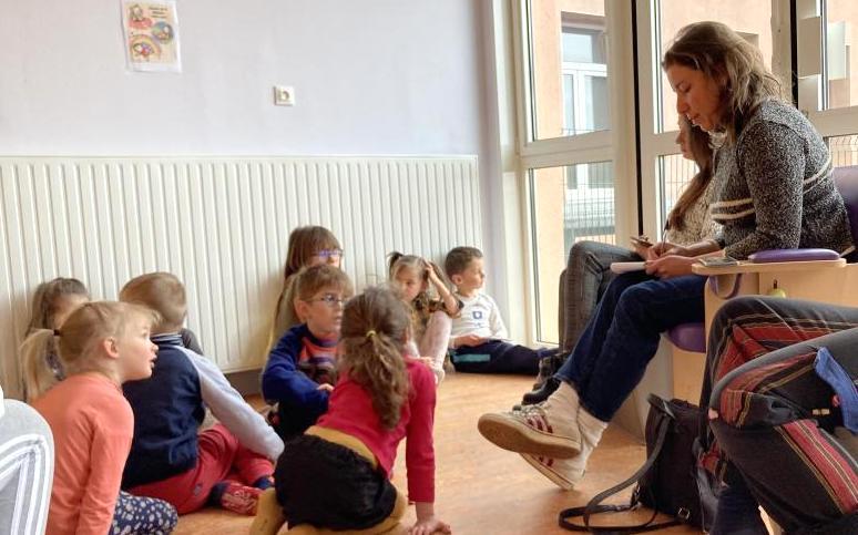 L'artiste Juliette Bentahar devant la vingtaine d'enfants du Devès Enchanté.