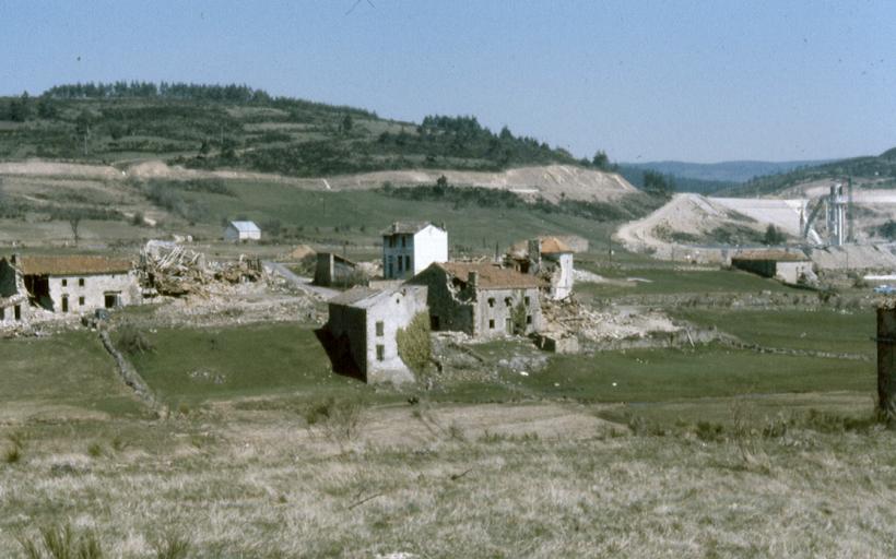 Le village de la Ponteyre en train d'être détruit par les pelles mécaniques.